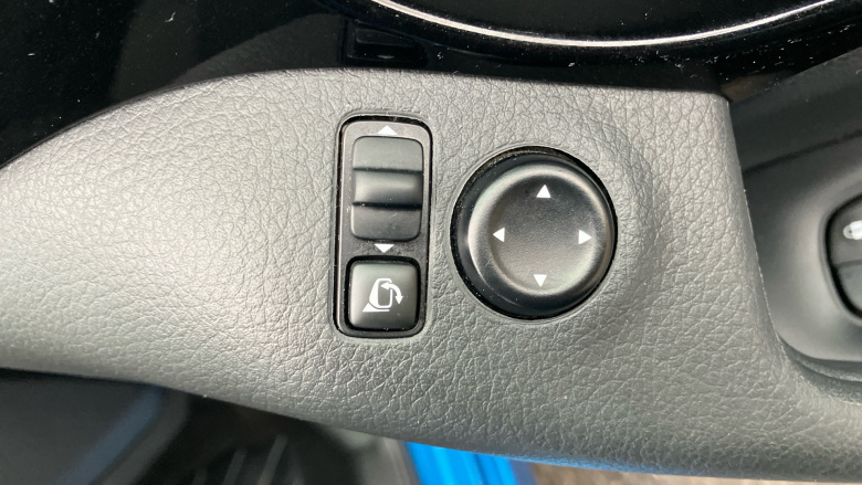 Nissan Qashqai 1.3 DiG-T N-Connecta 5dr [Glass Roof Pack] Petrol Hatchback